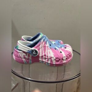 Girl’s tie dye crocs classic lined clogs.